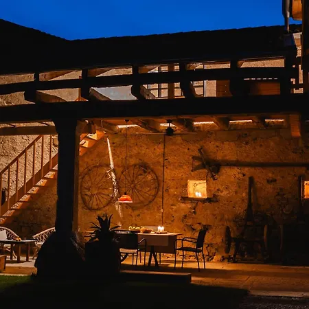 Kobdilj 1835 Historic Homestead With Shared Courtyard *