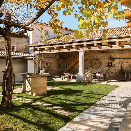 Kobdilj 1835 Historic Homestead With Shared Courtyard 公寓 Štanjel