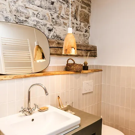 Kobdilj 1835 Historic Homestead With Shared Courtyard 公寓 Štanjel