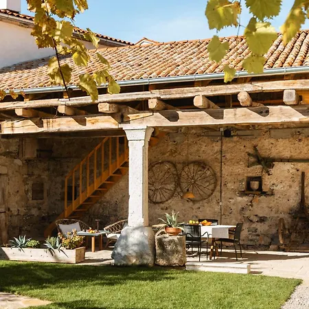 Kobdilj 1835 Historic Homestead With Shared Courtyard * Štanjel