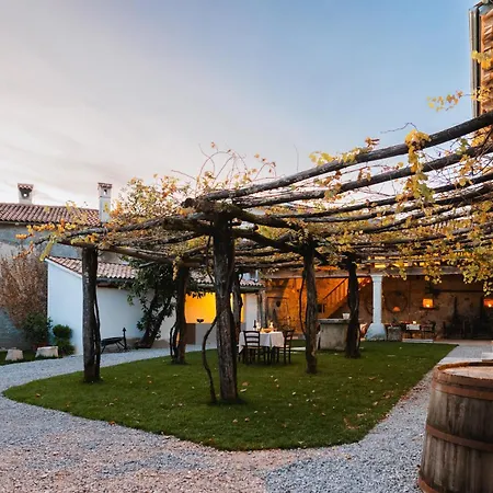 House Kobdilj 1835 With Shared Courtyard Apartment