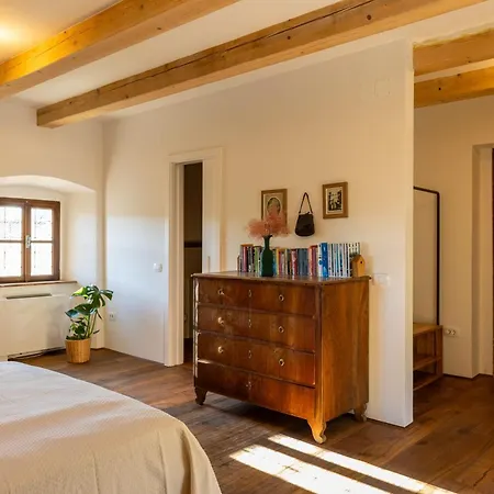 Apartamento Kobdilj 1835 Historic Homestead With Shared Courtyard *