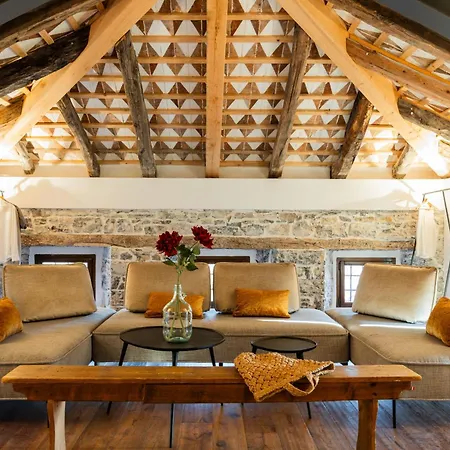 Kobdilj 1835 Historic Homestead With Shared Courtyard * Štanjel