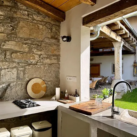 Kobdilj 1835 Historic Homestead With Shared Courtyard Štanjel