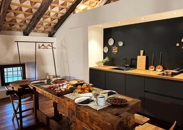 Kobdilj 1835 Historic Homestead With Shared Courtyard Štanjel