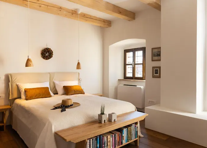 Kobdilj 1835 Historic Homestead With Shared Courtyard Apartment