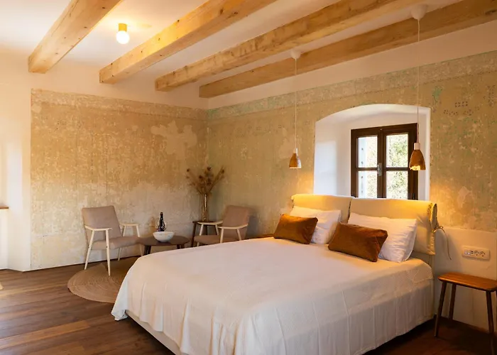 Kobdilj 1835 Historic Homestead With Shared Courtyard Apartment *