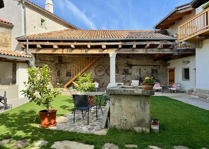 Kobdilj 1835 Historic Homestead With Shared Courtyard Apartment Štanjel