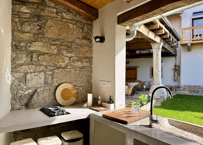 Kobdilj 1835 Historic Homestead With Shared Courtyard Štanjel